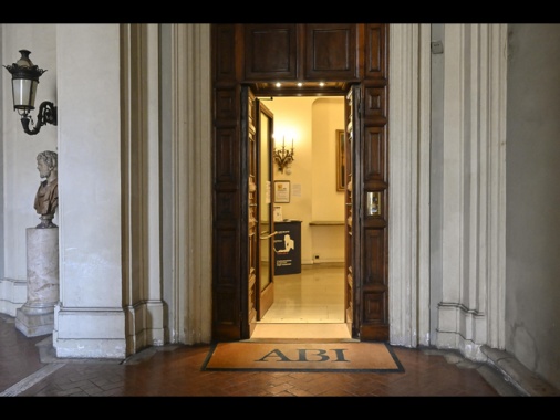 Fonti, si tratta con banche, ipotesi contributo 3 miliardi