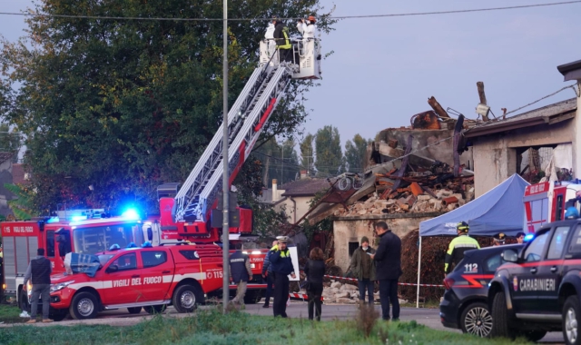 Carabinieri e vigili del fuoco nel tratto di strada chiuso in cui si è verificata l’esplosione