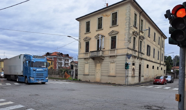 L’incrocio di via Gorizia: strada che collega Cassano a Gallarate ed è attraversata quotidianamente da camion. Nella foto sotto, via Pellegrini a Cairate