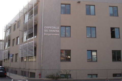 Accoltella il padre mentre dorme sul divano