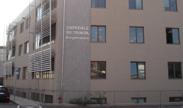 Accoltella il padre mentre dorme sul divano