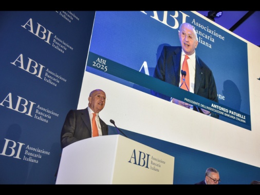 Verso contributo di 4,5 miliardi da banche e assicurazioni