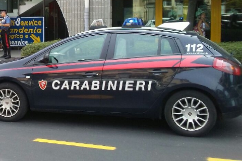 Coltellata fuori dal bar: è tentato omicidio, grave la vittima