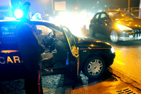 Torna a casa, trova i ladri e viene aggredita: malviventi arrestati e condannati