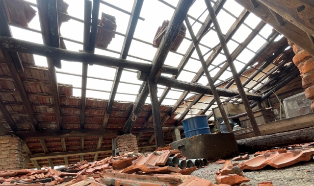 La grandinata dell’estate 2023 ha causato pesanti danni in tutto il Saronnese. Particolarmente danneggiati i tetti delle abitazioni, oltre alle auto. Ora i nuovi rimborsi sono a rischio (foto Ghiotto)