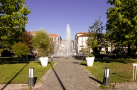 Mille firme per non abbattere la fontana di Arona