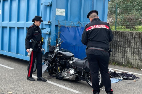 Resta in prognosi riservata dopo lo schianto contro il container