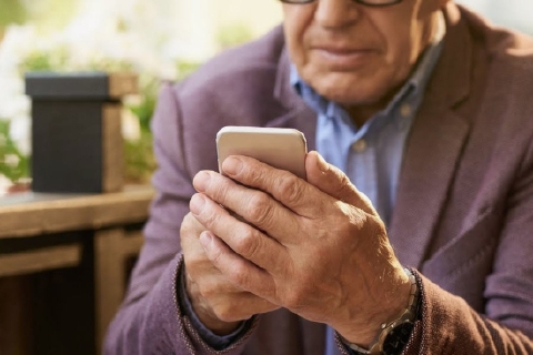 Falso amico del figlio: truffa a segno