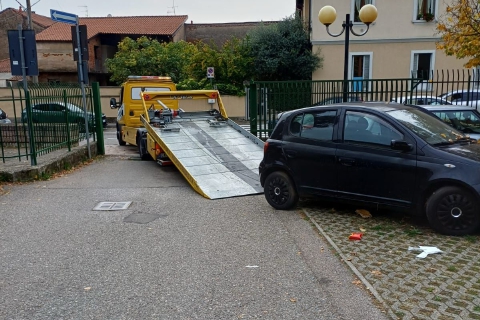 In divieto di sosta da mesi: i proprietari delle auto erano morti