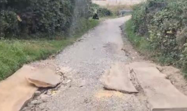 Assi di legno e secchi di ghiaia in via Prati a Capolago, per rendere percorribilela strada anche in auto