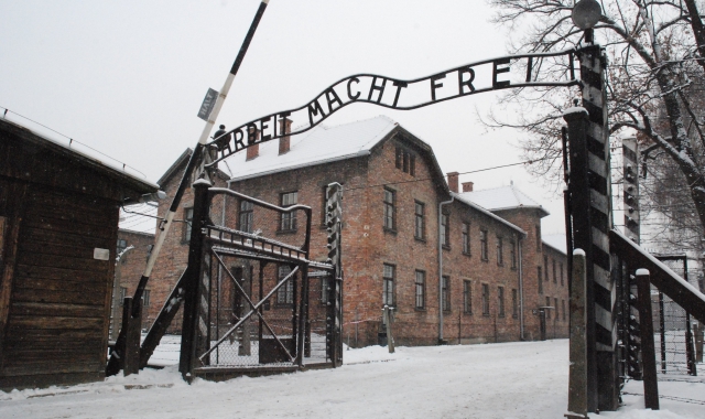 «Ad Auschwitz pellegrinaggi, non gite»: la lettera di de Tomasi al ministro