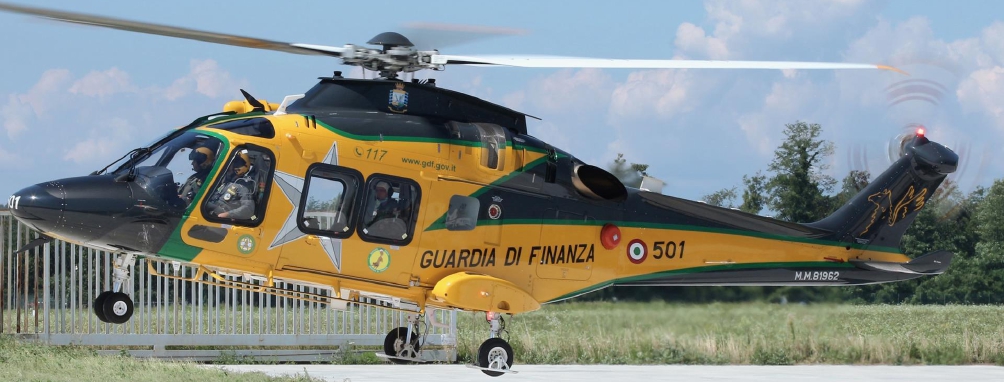 Pilota senza licenze, sequestrato elicottero da 2 milioni e maxi multa