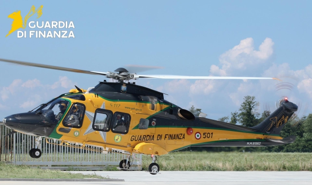 Pilota senza licenze, sequestrato elicottero da 2 milioni e maxi multa