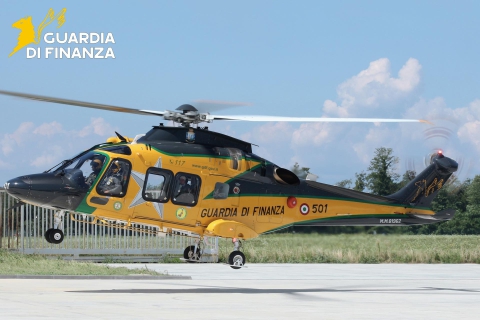 Pilota senza licenze, sequestrato elicottero da 2 milioni e maxi multa