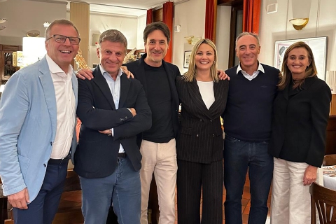 Forza Italia in vetta. Al Sacro Monte
