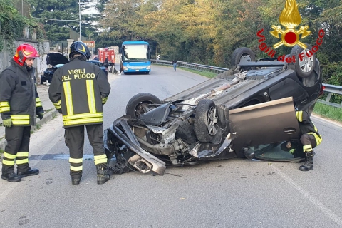 Varese, auto ribaltata. Ferito 19enne
