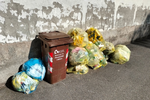 Busto: sciopero dei netturbini. Sacchi e bidoni in strada