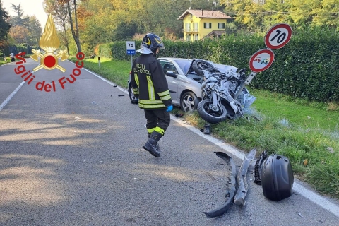 Scontro auto-moto e tragedia: morto 61enne