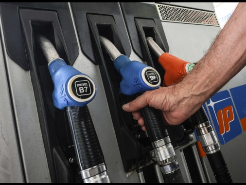 Stessa accisa su benzina e diesel, prima scende, altra sale