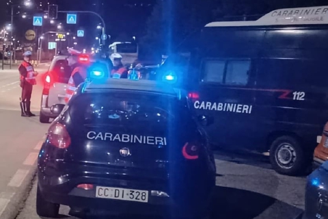 Il furto in auto, la colluttazione, il coltello: ladro arrestato, proprietario ferito