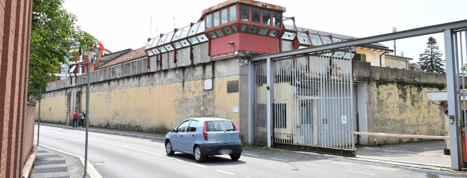 Festeggia l’uscita dal carcere, beve e aggredisce i carabinieri. Arrestato