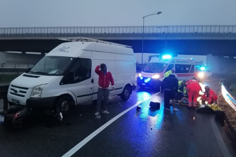 Cadono dalla moto, feriti due giovani