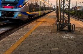 Tragedia in stazione: morto un giovane, due feriti