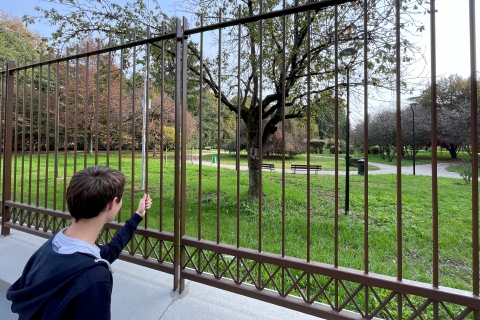 «Mio figlio accerchiato nel parco per rubargli scarpe e cappellino»