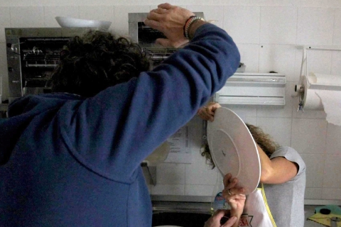 Gnocchi anziché pasta. E lui la riempie di botte