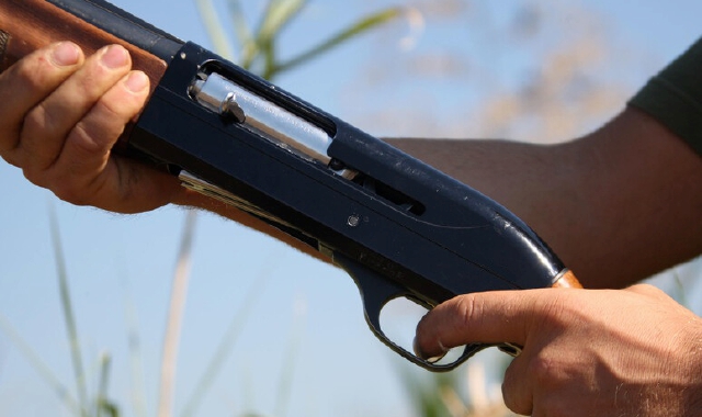 Cacciatore spara, sbaglia e colpisce il figlio