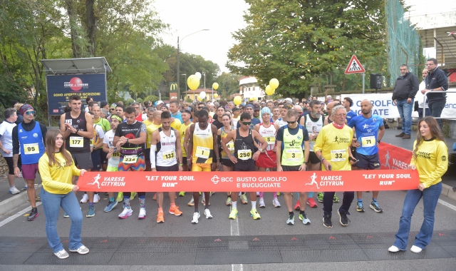 La precedente edizione e, sotto, il lancio con il sindaco in Comune