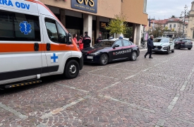 Riconosce il ladro: caos in centro