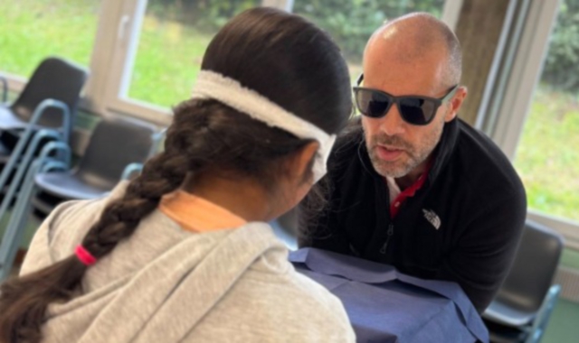 Giuseppe Rosafio è stato ospite alle scuole elementari dove ha fatto sperimentare ai ragazzi i vari aspetti della cecità