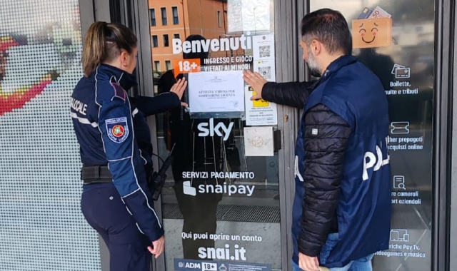 Gli agenti della Polizia locale hanno apposto i sigilli al locale