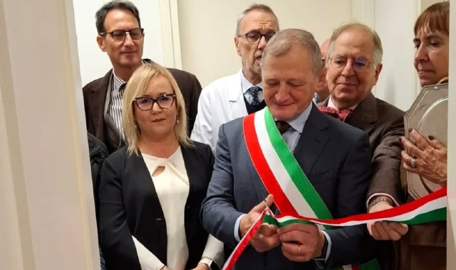 Il taglio del nastro (foto Lilt Varese)