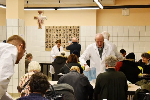 Mensa Brunella, sporcizia e degrado. «Ma siamo abbandonati