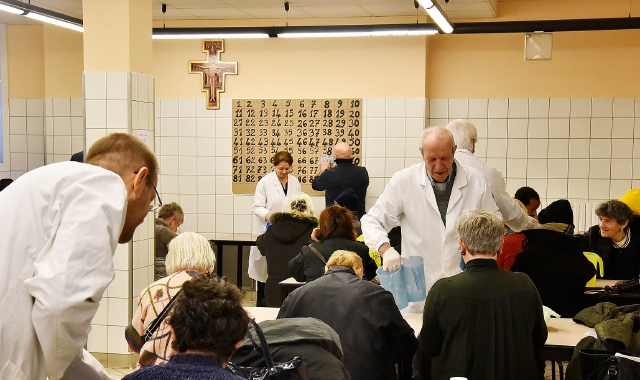 Mensa Brunella, sporcizia e degrado. «Ma siamo abbandonati