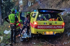 Cade e resta bloccata in montagna: salvata