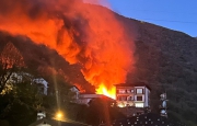 Incendio nel box, palazzina in fiamme a Cannobio