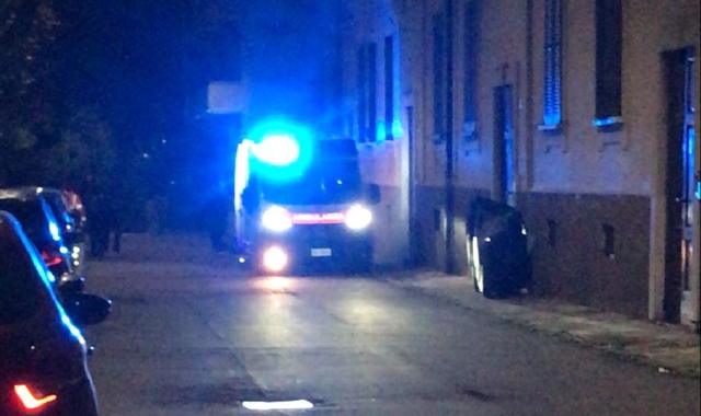 L’ambulanza sul luogo dove è rimasto ferito il giovane di 22 anni