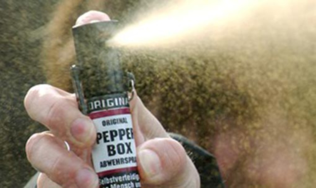 Lo accecano con lo spray e gli strappano la catenina