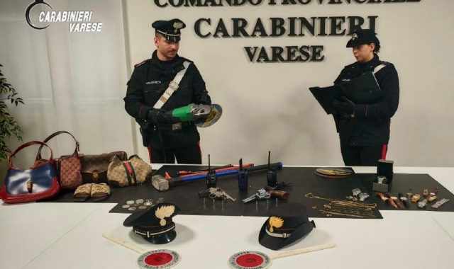 Pistole, arnesi da scasso e refurtiva sequestrati dai carabinieri