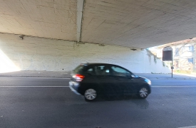 Gallarate, il nemico dei graffiti pulisce ancora