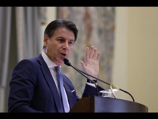Conte, volano stracci sulle banche ma si investe per le armi
