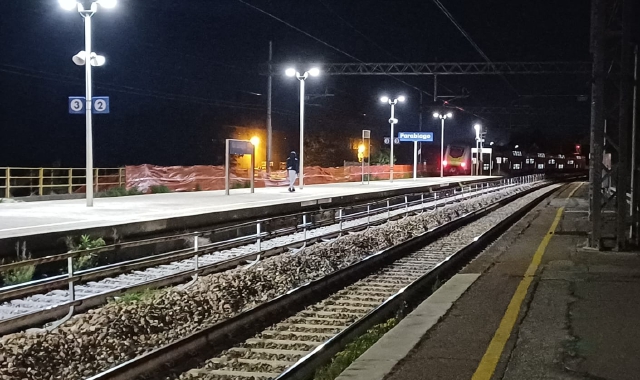 Tragedia sui binari: un morto, treni fermi