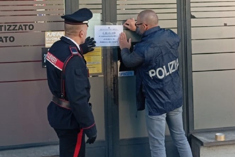 Spara in sala giochi e scappa: arrestato 42enne