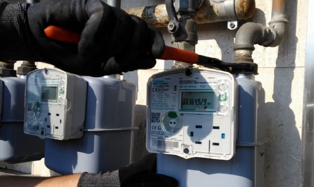 Beve, sfascia la casa, taglia i tubi del gas: arrestato