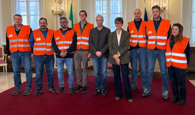 Gli ispettori ambientali col sindaco Davide Galimberti e l’assessore Nicoletta San Martino