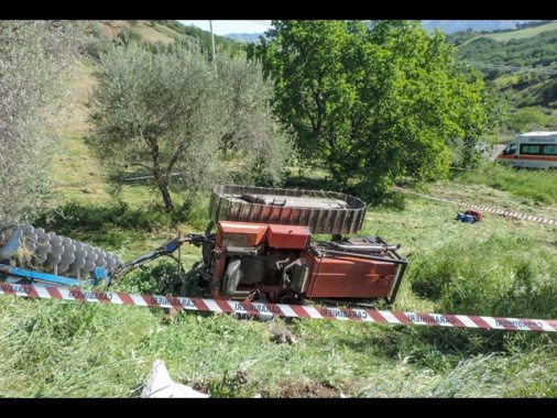Incastrato in macchinario agricolo, morto un 23enne