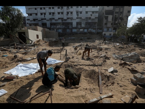 Almeno 3 attacchi su Gaza City, 'bombe vicino a ospedale'